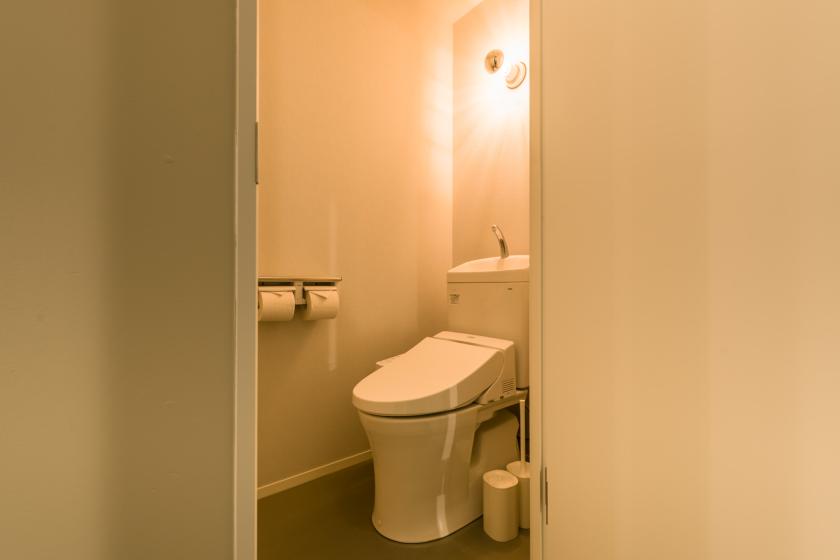 Unisex dormitory (shared toilet / bathroom)